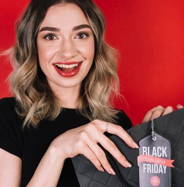 smiley-woman-with-black-friday-shopping-bag_23-2148313128