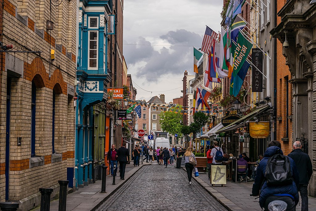 1024px-Dublin_City_Busy_Streets