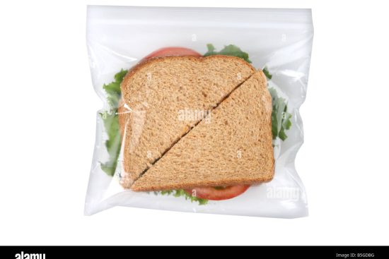 sandwich-en-bolsa-de-plastico-recortado-sobre-fondo-blanco-b5gdbg